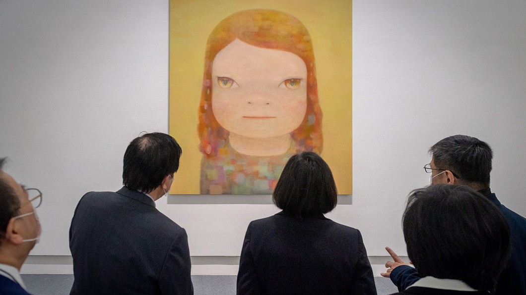 蔡英文也到奈良美智展覽欣賞作品。(圖/翻攝自蔡英文臉書)