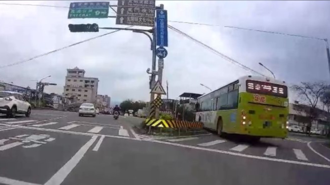 宜蘭公車「鬼之亂切」 駕駛當街賽車超慘下場曝