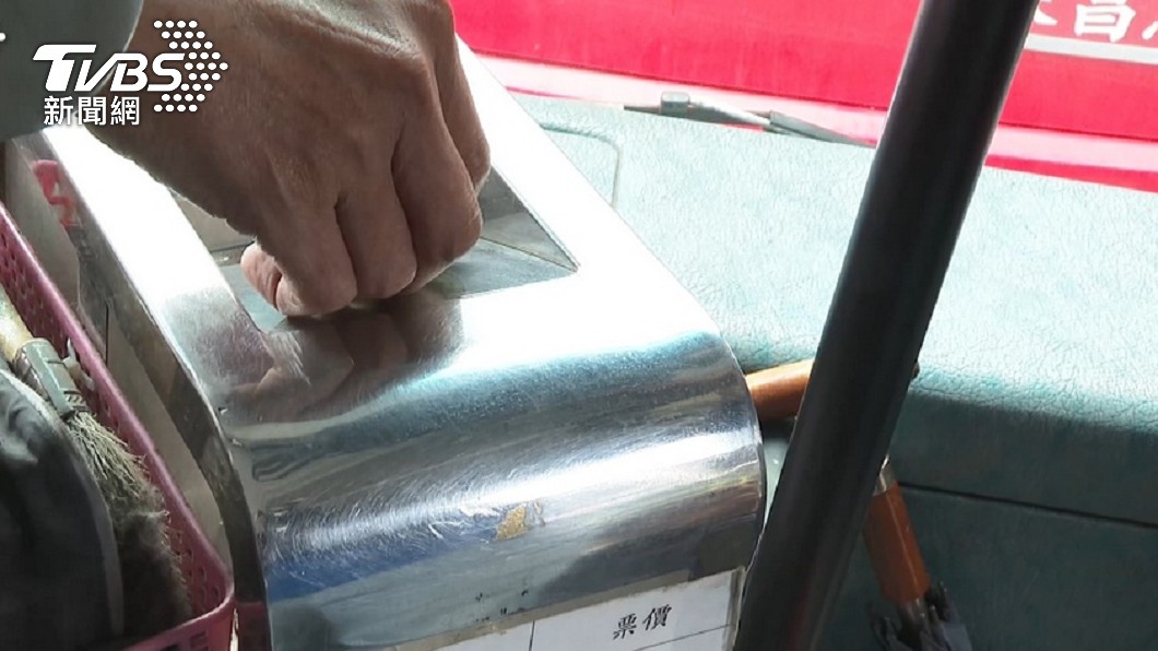 丟百鈔要找零 公車司機婉拒遭罵過太爽:開開車就有錢賺