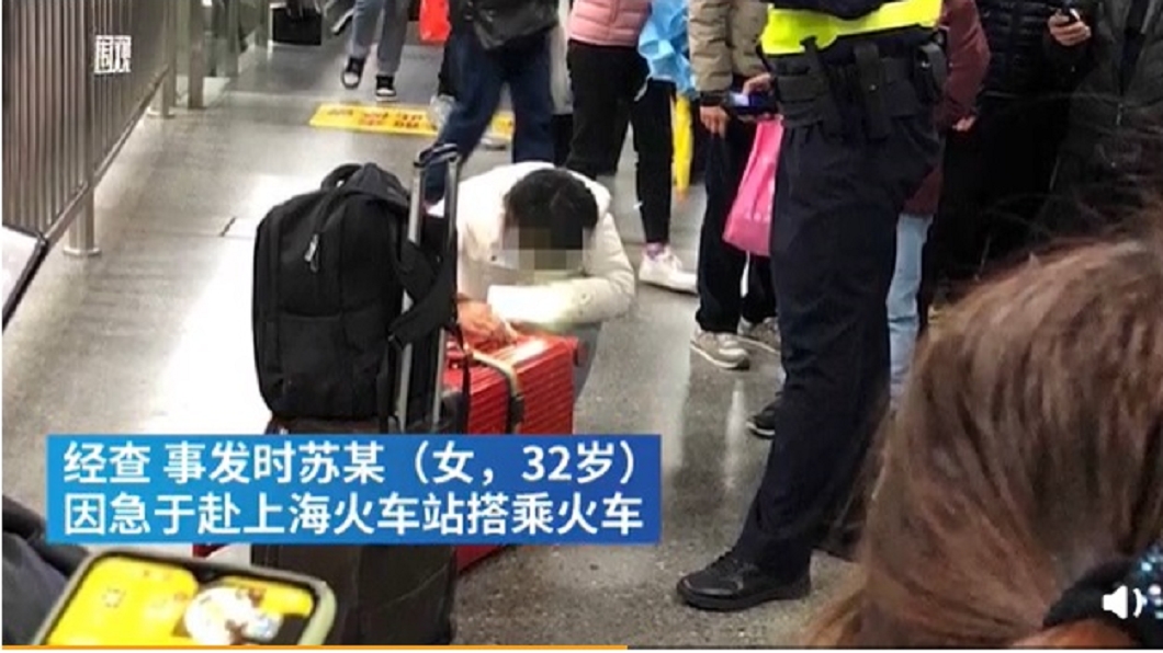 大陸女子將女兒塞進行李箱拖行惹議。(圖/翻攝自澎湃新聞)