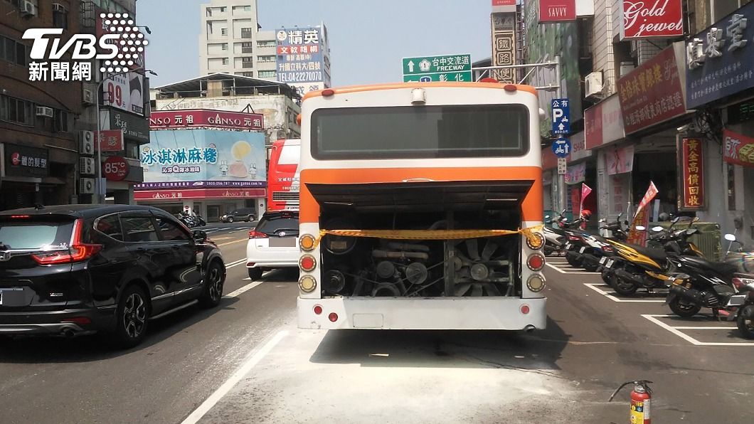 台中公車等紅燈突起火 司機急疏散乘客自行撲滅