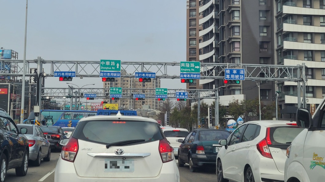 變身賽車道?竹北「1路口塞10紅綠燈」 在地人揭真相