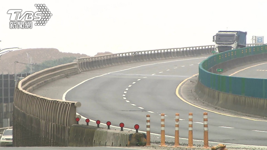 台61線西濱快速公路,北部路段(鳳鼻~南寮),南向全日交通量為8428輛。(圖/TVBS資料畫面)