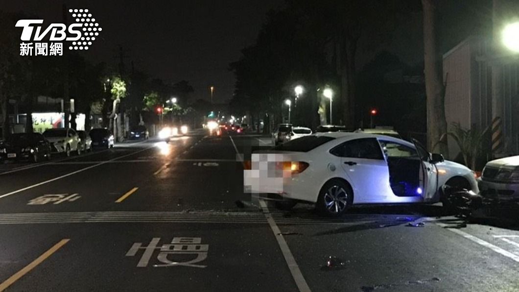 22歲男駕車「顧看導航」 路口迴轉撞飛騎士當場亡