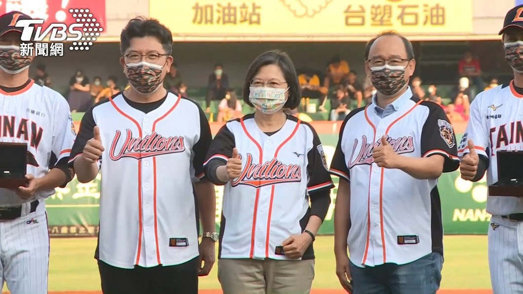 蔡英文身穿統一獅隊服。(圖/TVBS)
