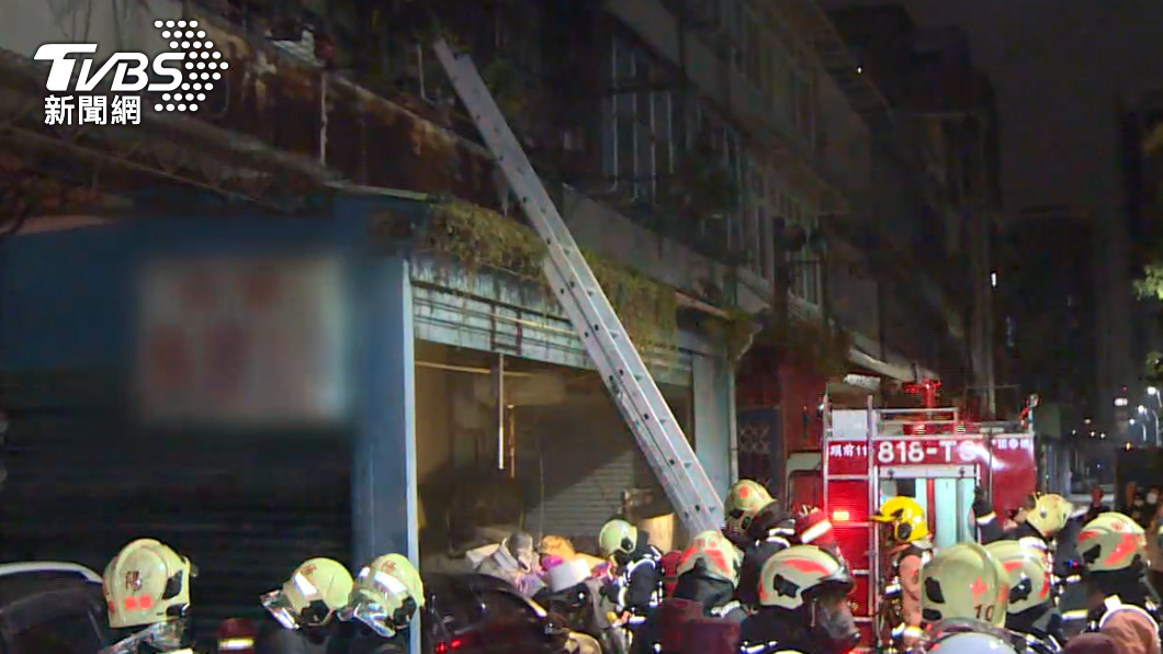 新北乾洗店凌晨竄火　「5人一度受困」2人急送醫