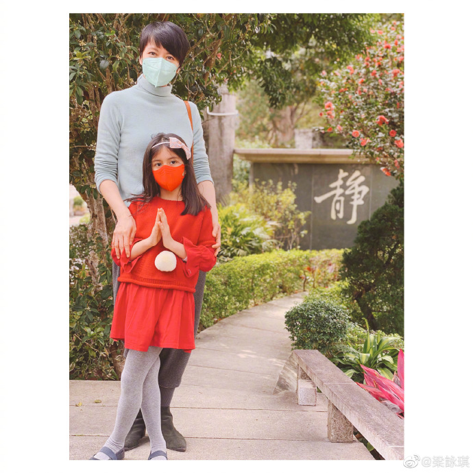梁詠琪女兒暴風抽高。(圖/翻攝自梁詠琪微博)