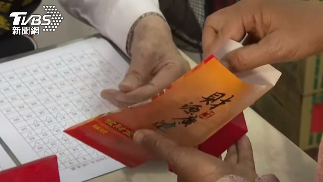 信眾領取發財金。（圖／TVBS)