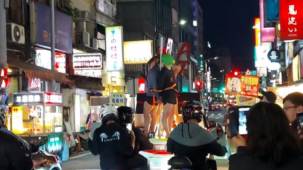 2名男子戴頭套被綁在鋼管上。(圖/翻攝自臉書社團「基隆人大小事」)