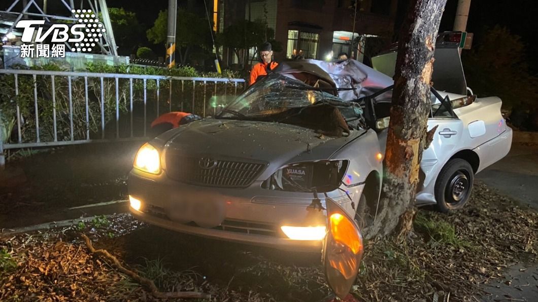 台南轎車彎道失控撞路樹 駕駛傷重不治