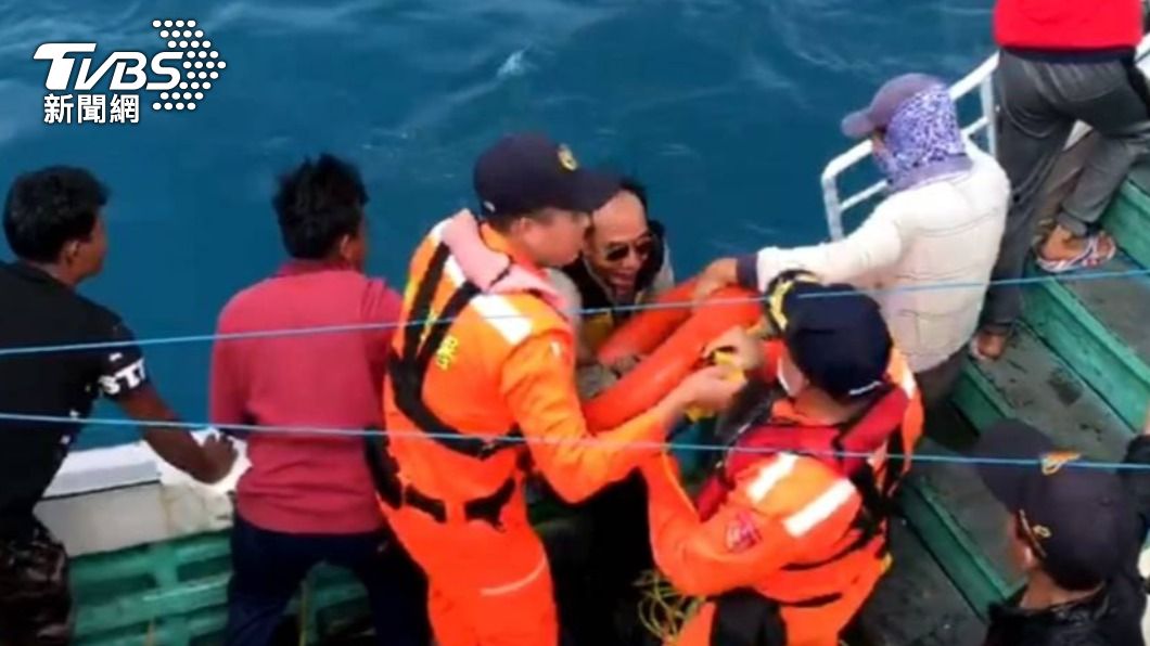 風浪大台東富岡漁港漁船翻覆　落海2人被救起
