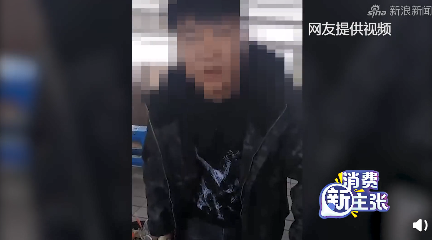 老闆辯稱「這是老湯」,還囂張嗆:我有的是錢,不怕舉報!(圖/翻攝自新浪新聞)