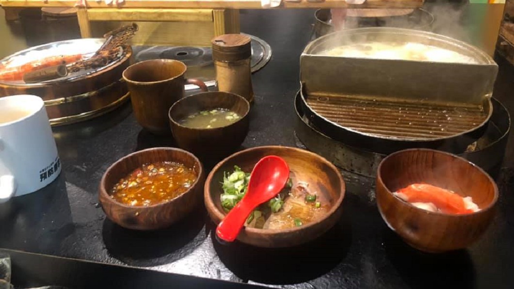 火鍋店白飯飄樟腦味 老闆「蟑螂太多」消毒:正常啦