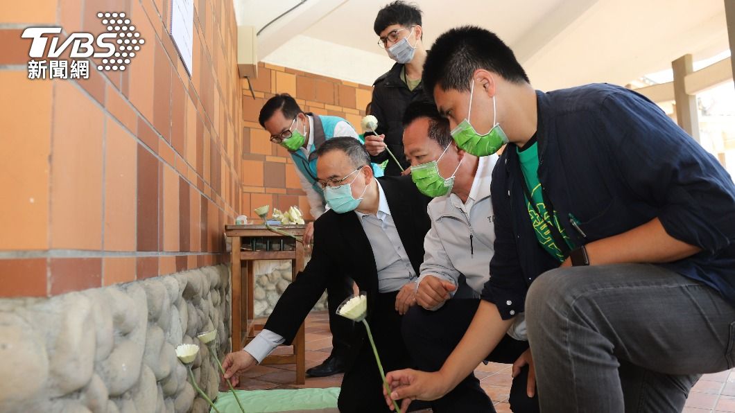 阮劇、再現劇團共同設置紀念民安牆,現場另有準備鮮花與卡片。(圖/TVBS)