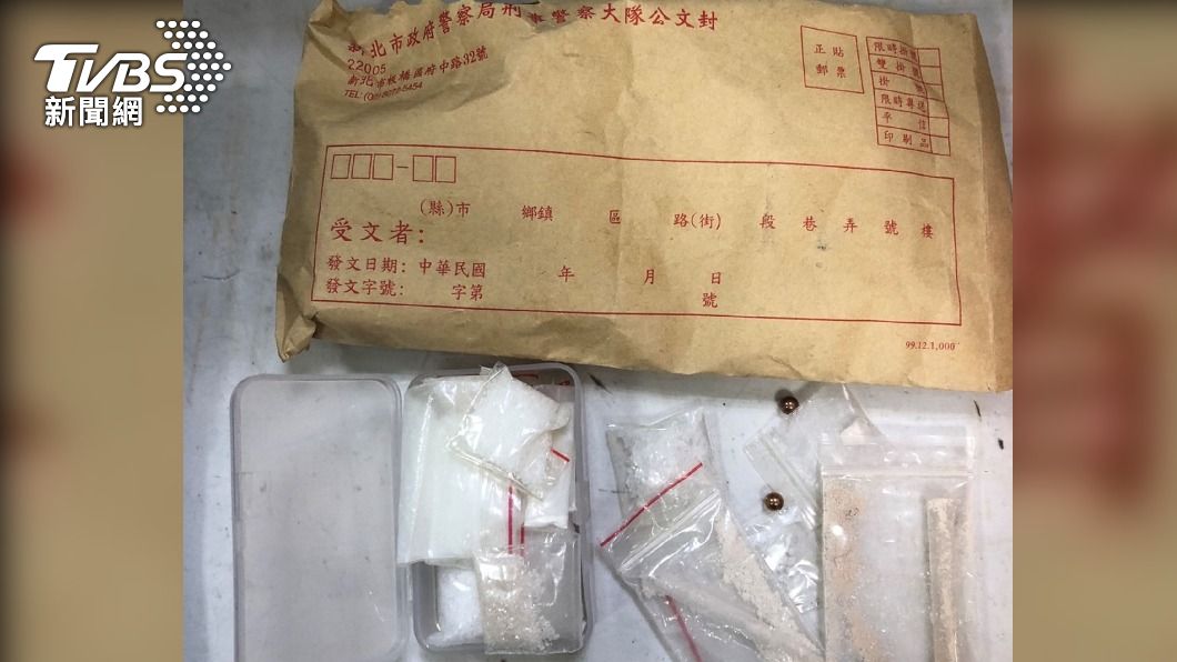 新北市刑大備勤室天花板上意外翻出槍毒，全案送檢方偵辦。（圖／中央社）
