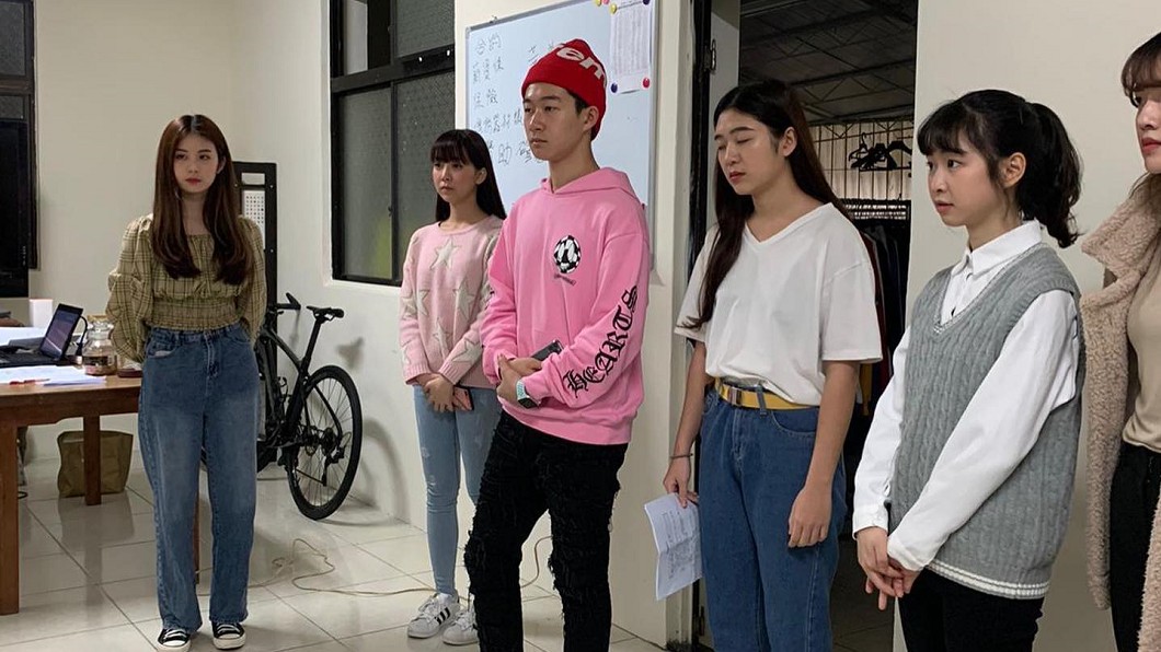 貝克宇(圖左3)曾和莊凌芸合演學生情侶。(圖/翻攝自貝克宇臉書)