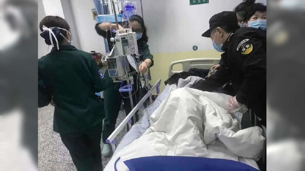 經過緊急治療後,男子的情況已穩定下來。(圖/翻攝自《北京青年報》)
