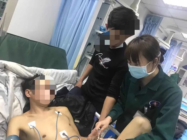 男子到院時渾身酒氣,身上還沾有嘔吐物。(圖/翻攝自《北京青年報》)