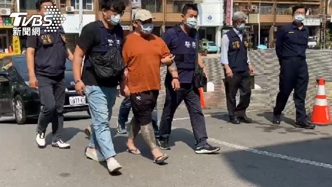 高市警循線逮捕暗夜對空鳴槍又叫囂的男子。（圖／TVBS）
