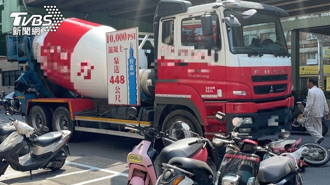 北市士林水泥車撞機車 婦人遭捲入車底急送醫