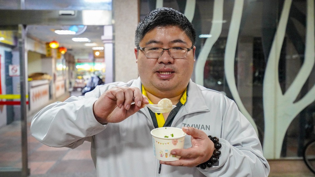 蔡易餘和爸爸蔡啟芳父子同心,支持王世堅出戰北市長。(圖/翻攝自蔡易餘臉書)
