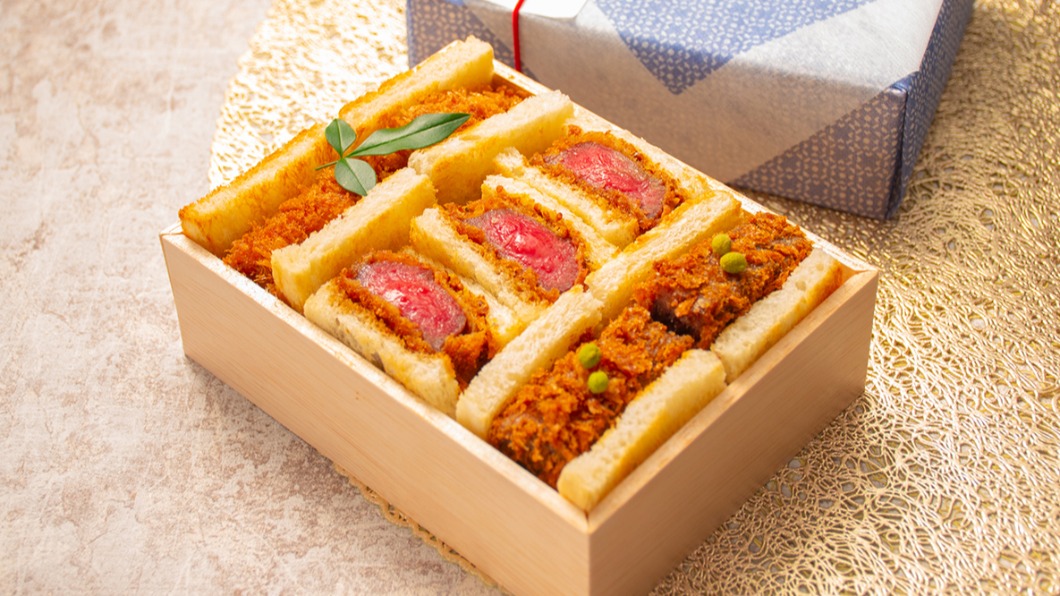 大口吃黑毛和牛! 東京「最強和牛」三明治登場