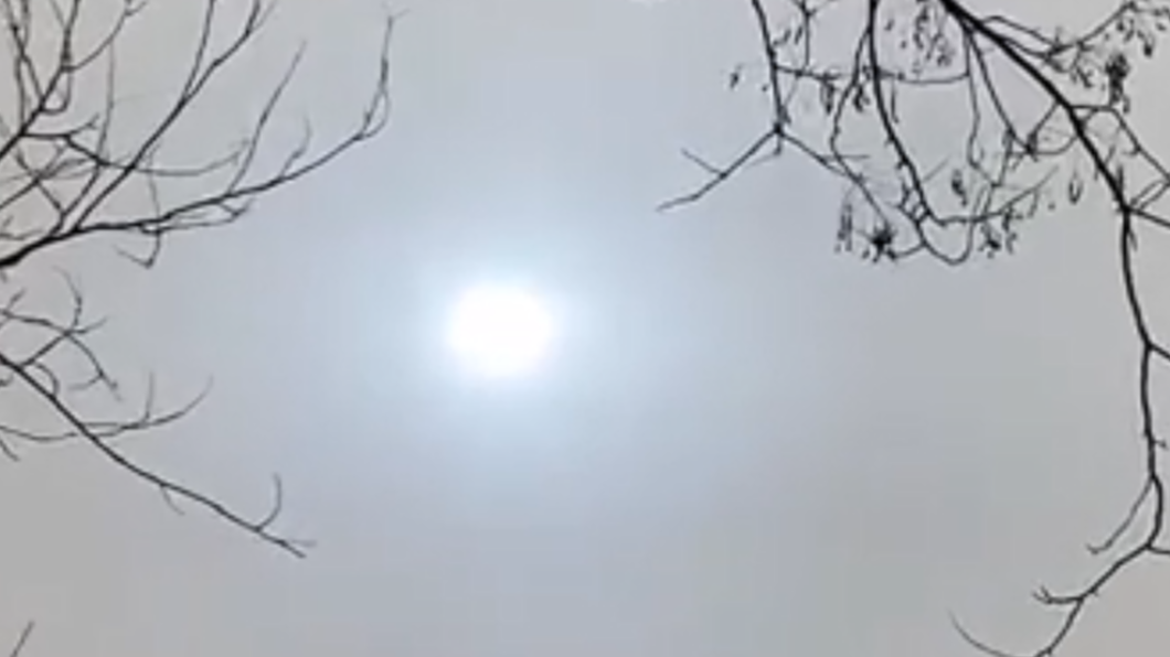 北京民眾直擊太陽呈現藍色光芒。(圖/翻攝自《封面新聞》微博)