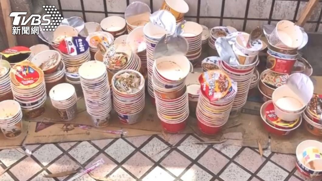昨日廟方估計共吃掉3萬碗泡麵,20噸水塔也見底。(圖/TVBS)