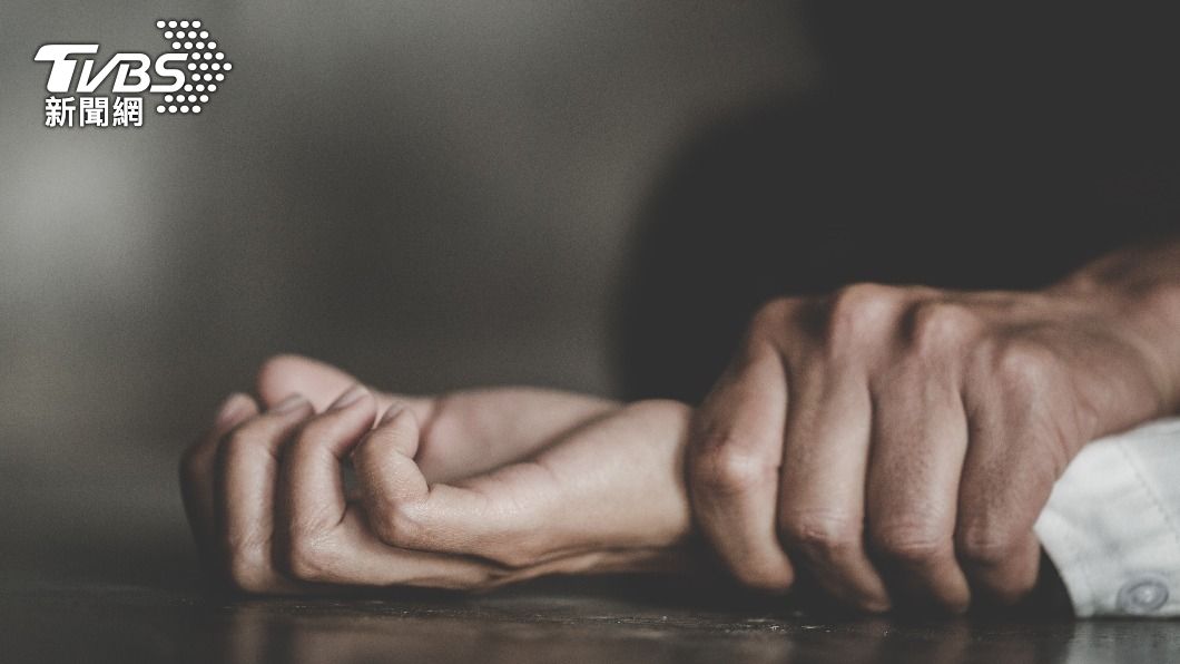 安養院男員工對患有阿茲海默症的老婦人伸出魔爪。（示意圖／shutterstock達志影像）
