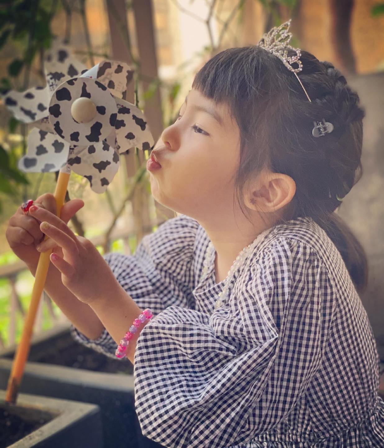Bo妞4歲生日萌扮小公主。(圖/翻攝自賈靜雯臉書)
