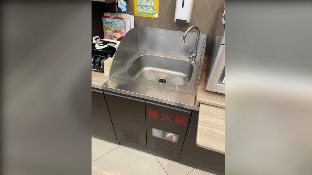超商店員逾到陌生男子擅闖櫃台使用洗手台。（圖／翻攝自「爆怨公社」臉書）