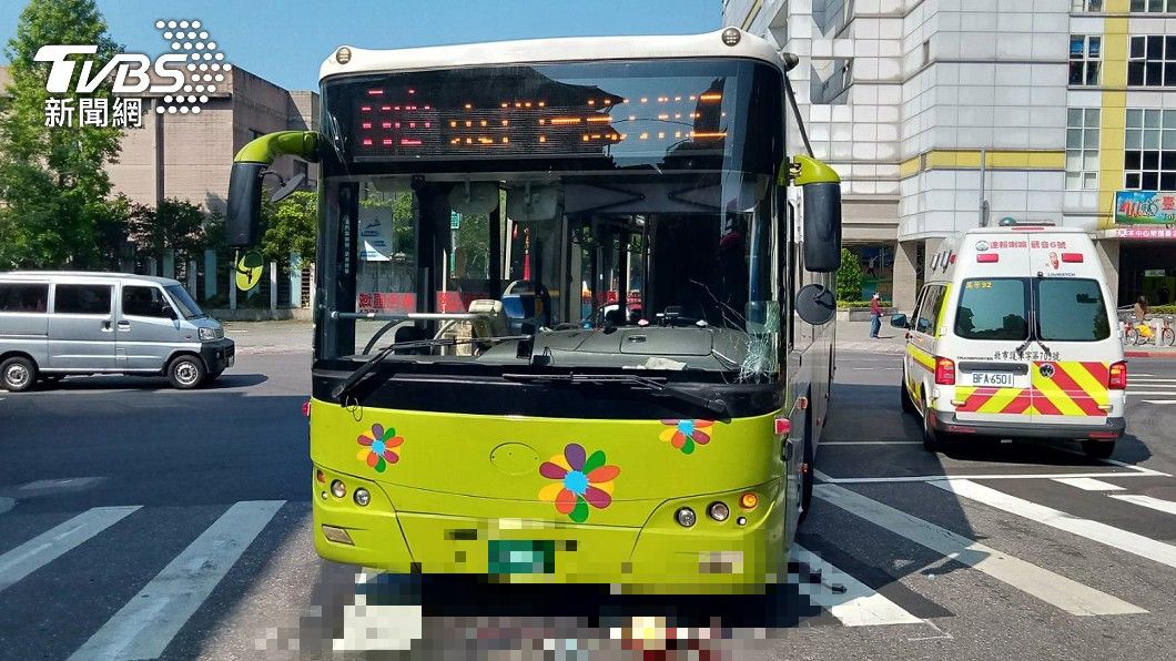 婦人被捲進公車車底,現場血跡斑斑。(圖/TVBS)