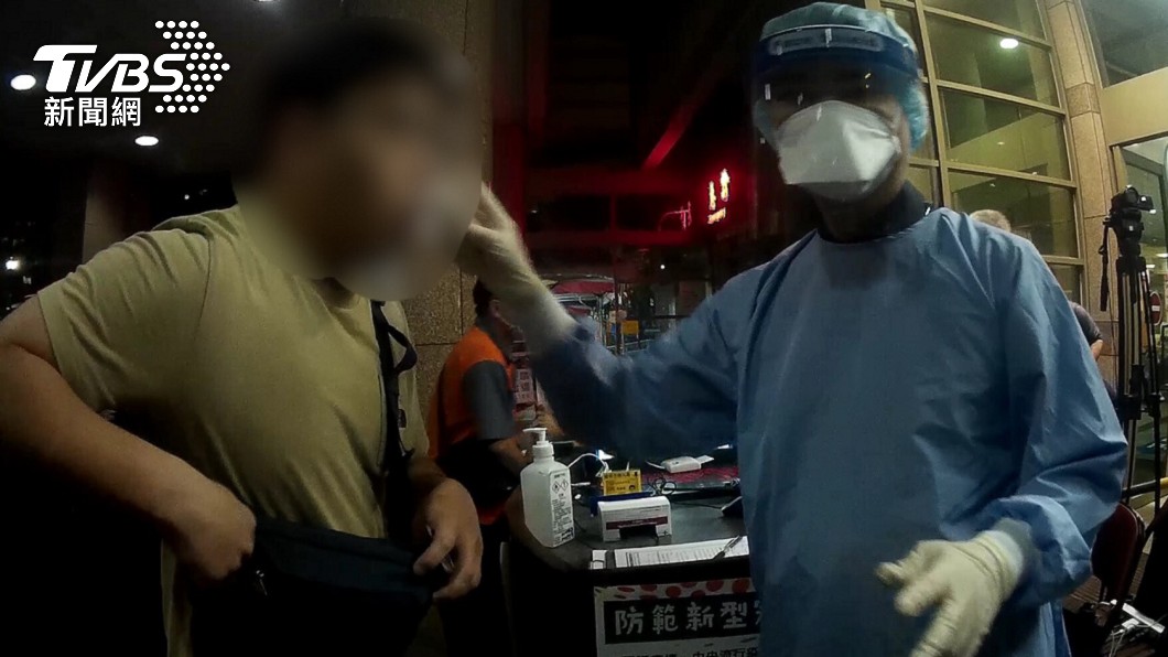 警方緊急將陳男送到醫院治療。(圖/TVBS)