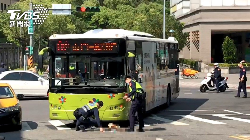 北市文山公車輾到人 婦遭捲車底「滿地血痕」命危搶救