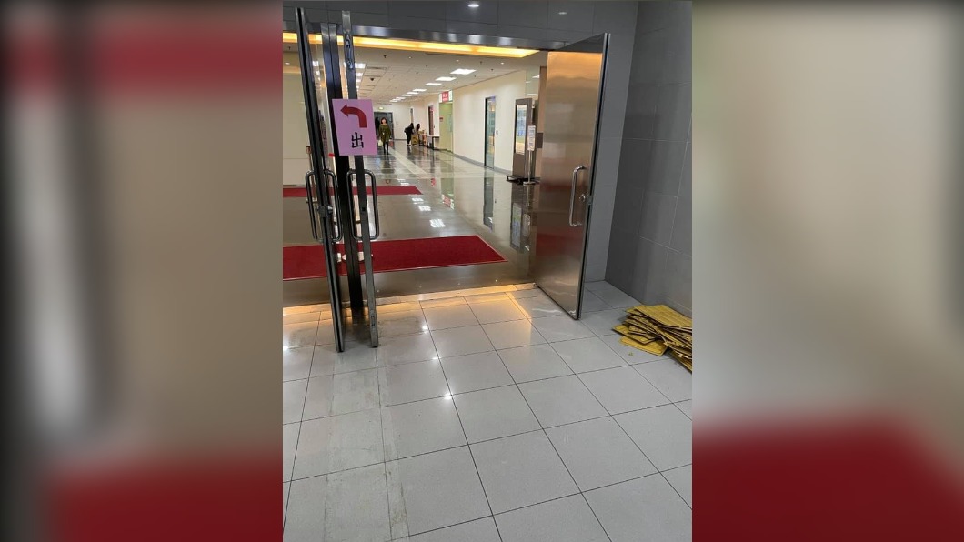 經反應後相關單位已將地磚拆除。(圖/翻攝自「路上觀察學院」臉書)