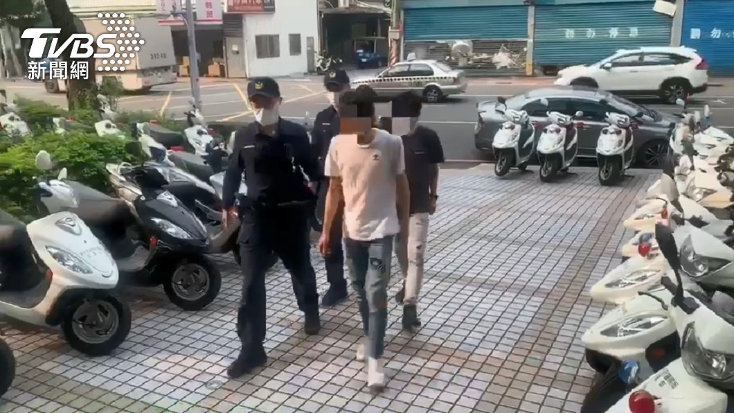警方將古男和劉男帶回派出所。(圖/TVBS)