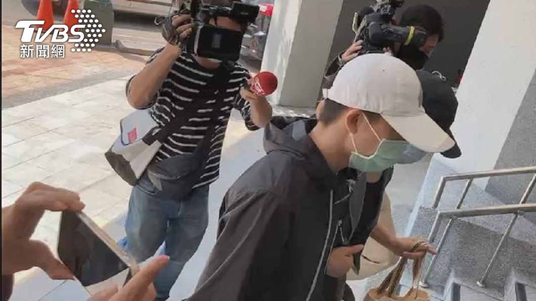 富少全程不講話進警局。(圖/TVBS)