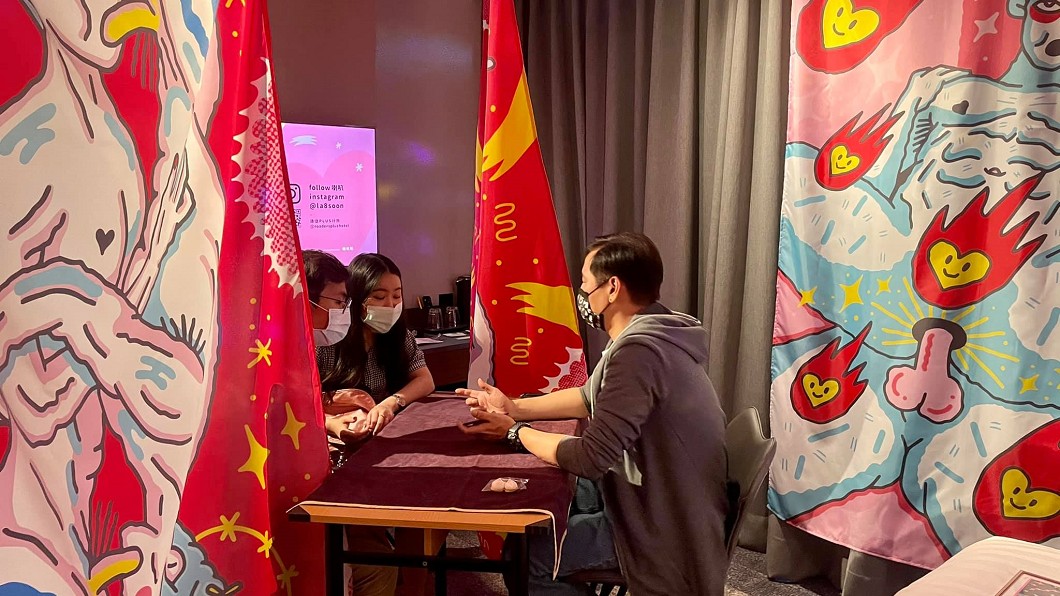 馬國賢日前到情慾流動展幫人占卜。(圖/翻攝自小鹿文娛臉書)