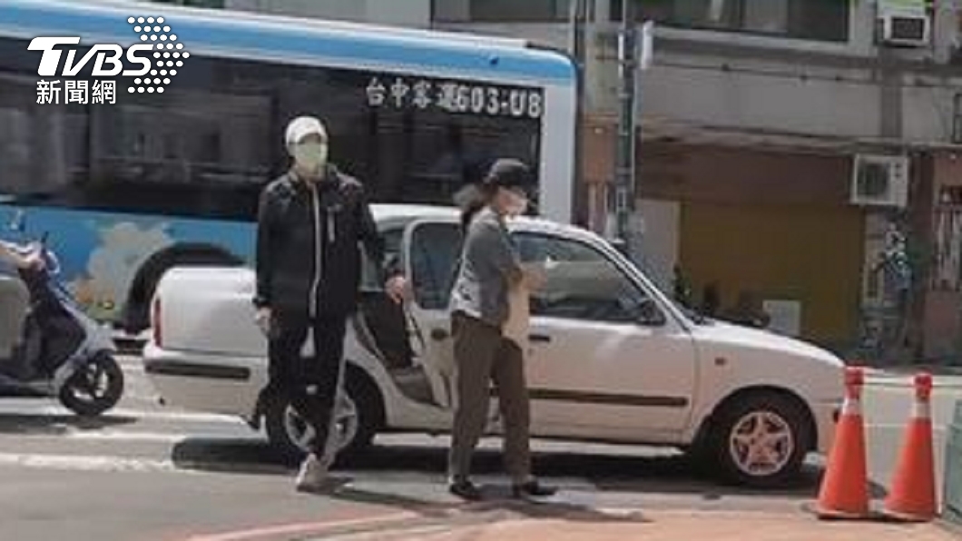 富少換坐March現身。(圖/TVBS)