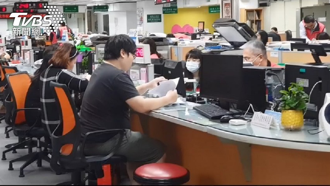 為了吃免費壽司大餐,全台掀起改名「鮭魚」熱潮。(示意圖/TVBS資料畫面)