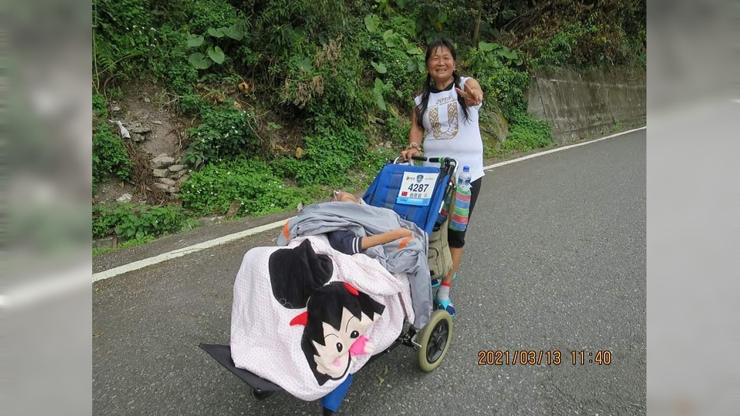 儘管過程艱辛，陳媽媽仍帶著兒子完成人生中第一場超級馬拉松競賽。（圖／翻攝自爆廢公社二館）