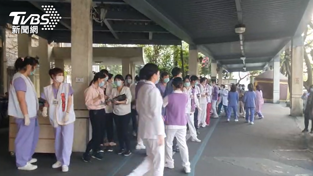 大批救護人員在院外等待。(圖/TVBS)