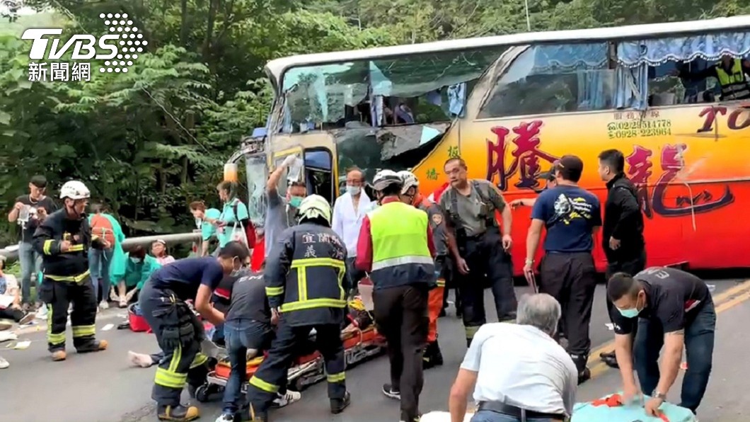 遊覽車撞蘇花公路山壁　車破大洞乘客抱頭逃出滿臉血