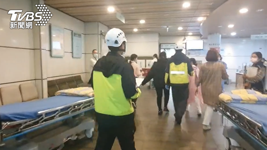 救護人員將傷患送醫。(圖/TVBS)