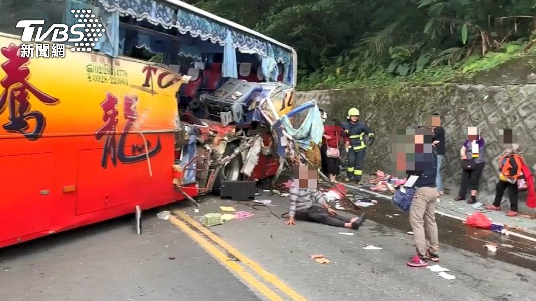 遊覽車在宜蘭縣撞上山壁。(圖/TVBS)