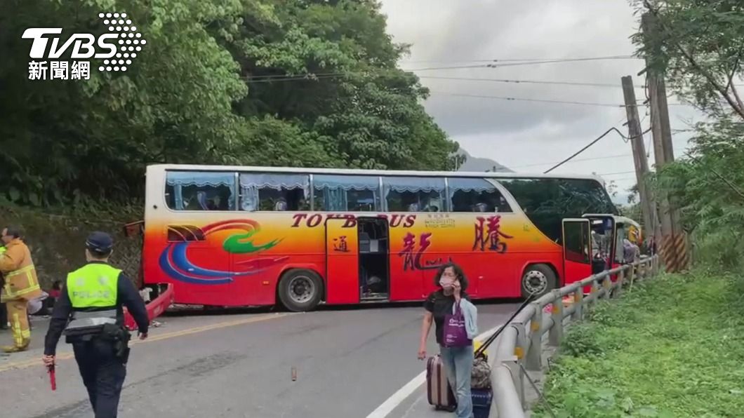 撞山壁遊覽車。(圖/TVBS)