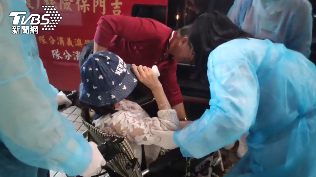 傷患陸續送抵醫院。(圖/TVBS)