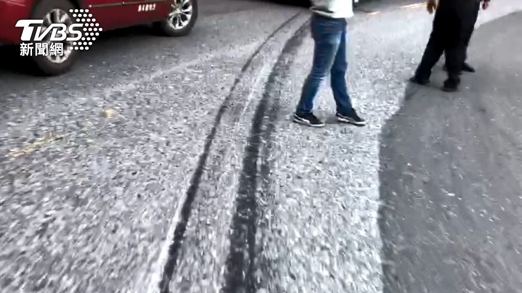 事故現場留下近47尺煞車痕,與遊覽車駕駛踩不到煞車說法不符。(圖/TVBS)