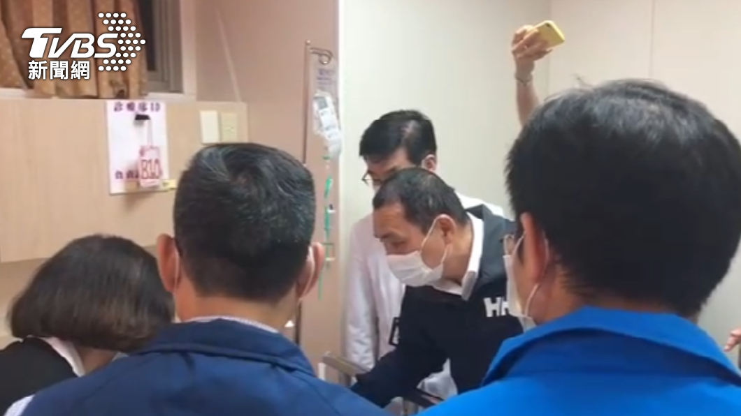 侯友宜與相關政府人員抵達醫院探視傷者。(圖/TVBS)