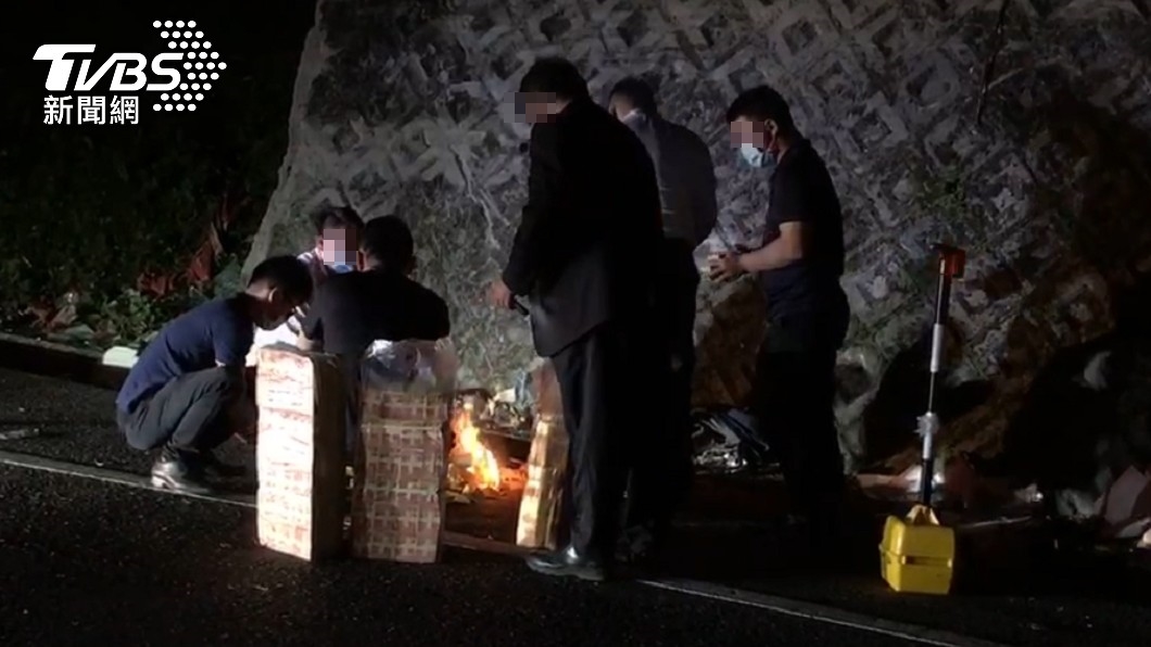 家屬在現場燒金紙,擲筊詢問死者是否有收到。(圖/TVBS)